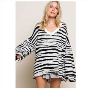 𝅺v-neck Zebra Knit Sweater w/ Back Ties Cream/Black